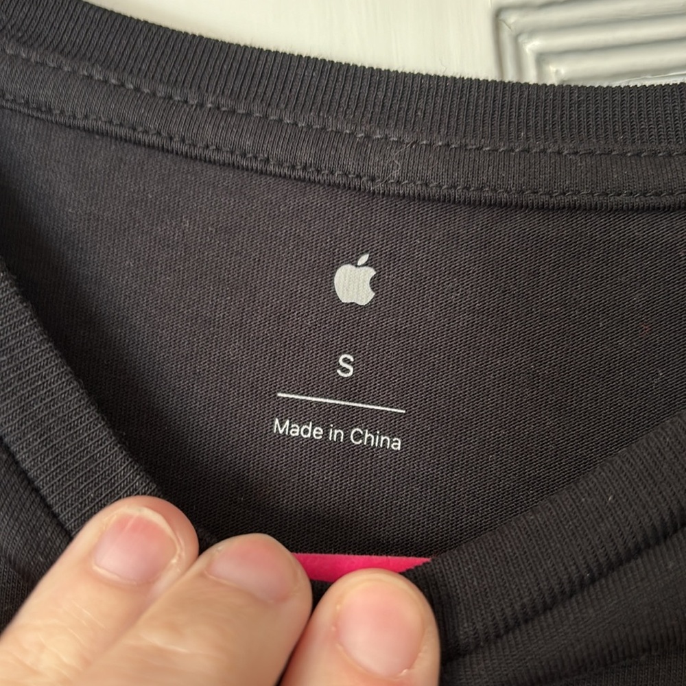 Apple Store Shirt - Picture 4 of 5
